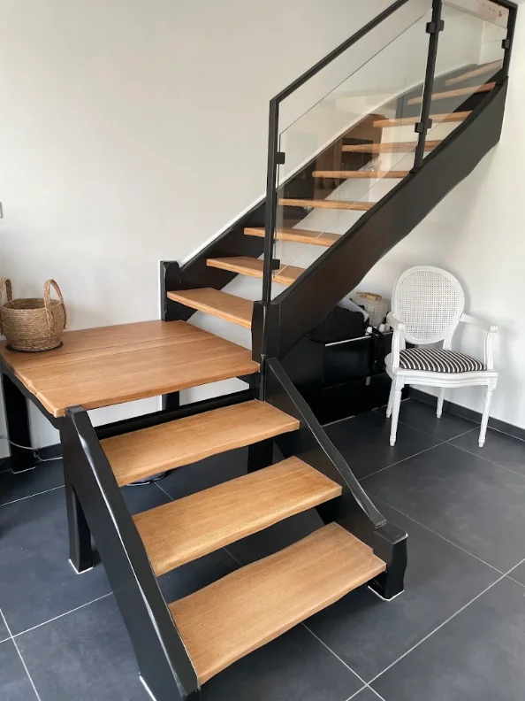 Cage d'escalier — escalier noir et bois, garde-corps vitré