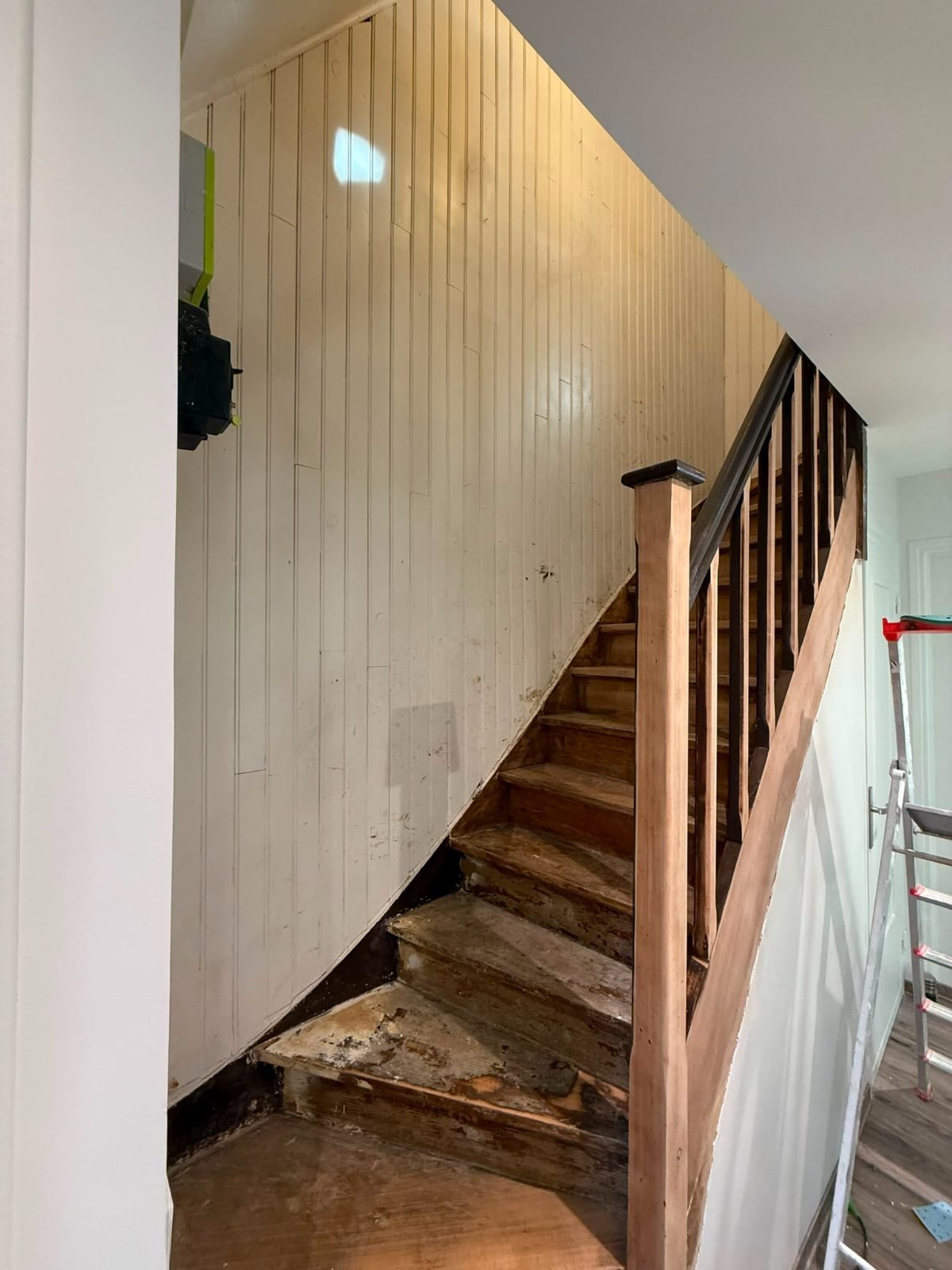 Cage d'escalier — lambris et escalier avant travaux
