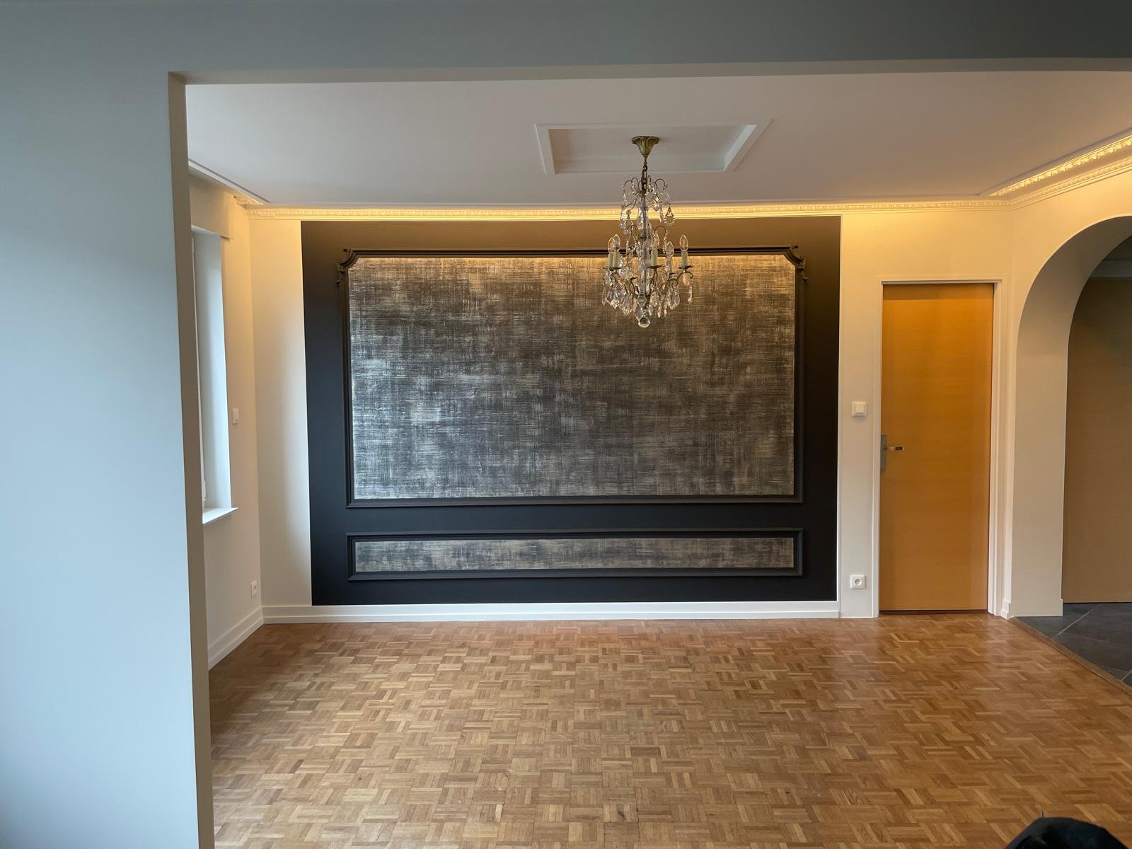 Séjour — panneau mural à effet métallisé brossé encadré de noir, parquet mosaïque