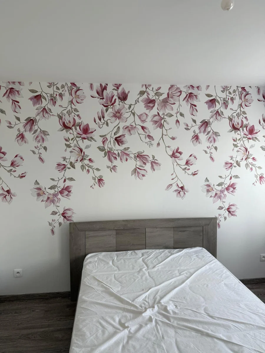Suite parentale — papier peint panoramique fleuri au-dessus de la tête de lit